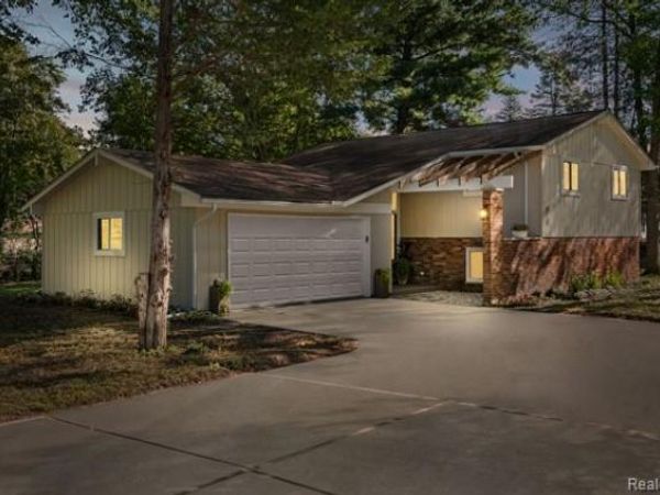 1960 Glen Iris Drive, Commerce Township, Mi 48382