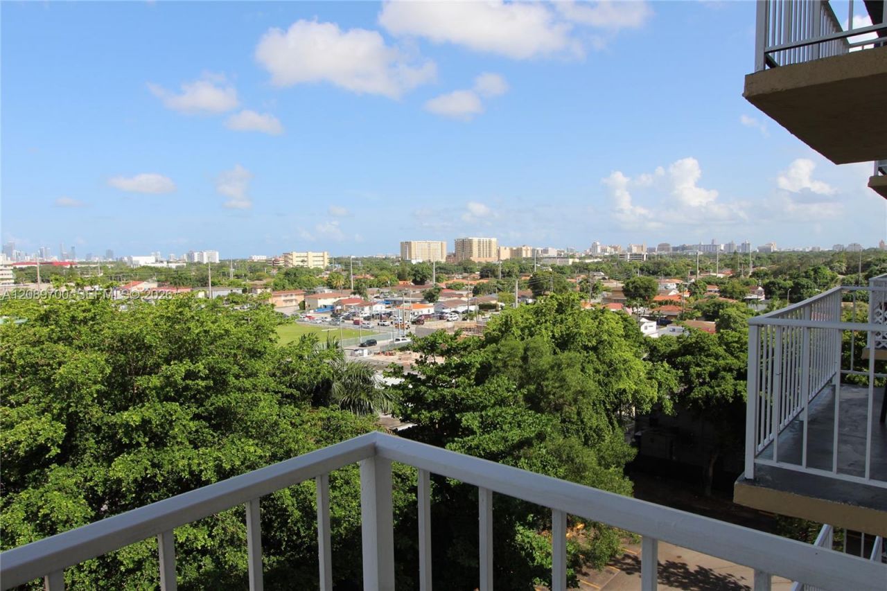 4550 NW 9th St, Unit 808E, Miami, FL 33126 Photo