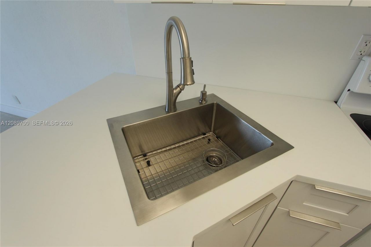 4550 NW 9th St, Unit 808E, Miami, FL 33126 Photo