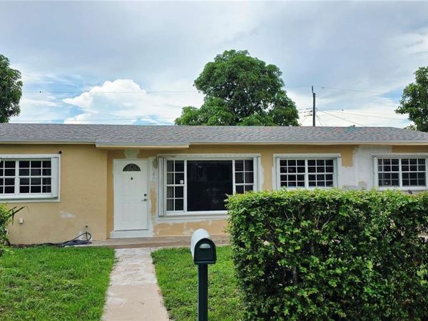 580 W 34th Pl , Hialeah, FL 33012