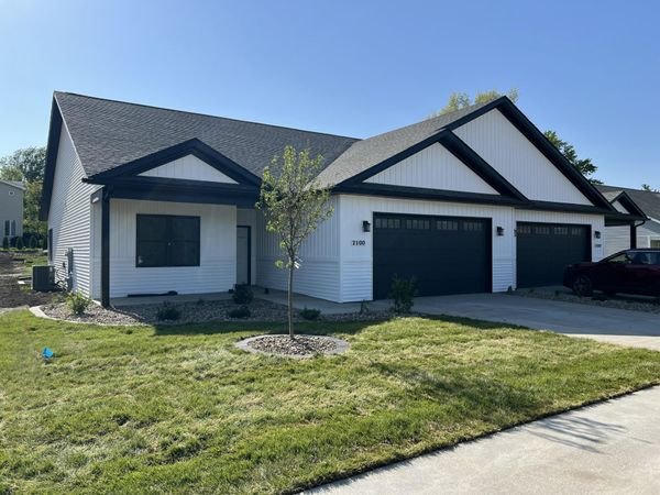 2100 CLARABECK LANE, Muscatine, IA 52761