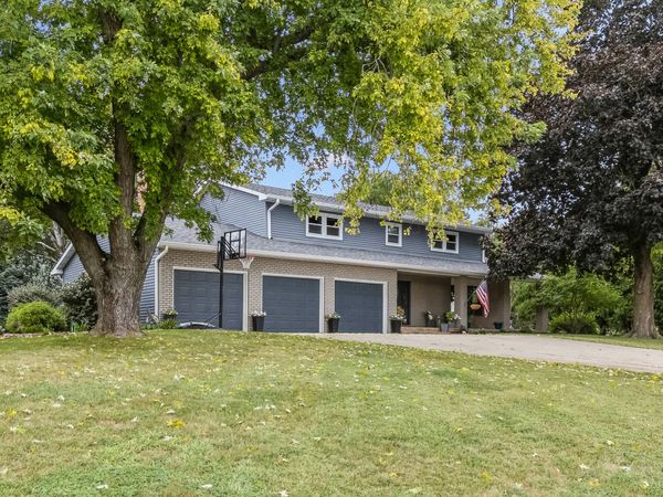 4200 Tanglewood Road , Bettendorf, IA 52722