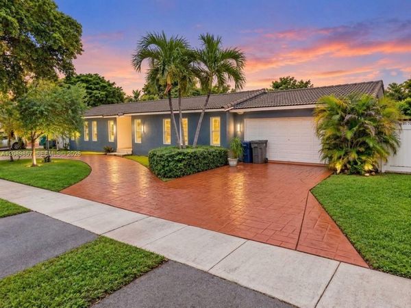 6121 NW 40th St, Virginia Gardens, FL 33166