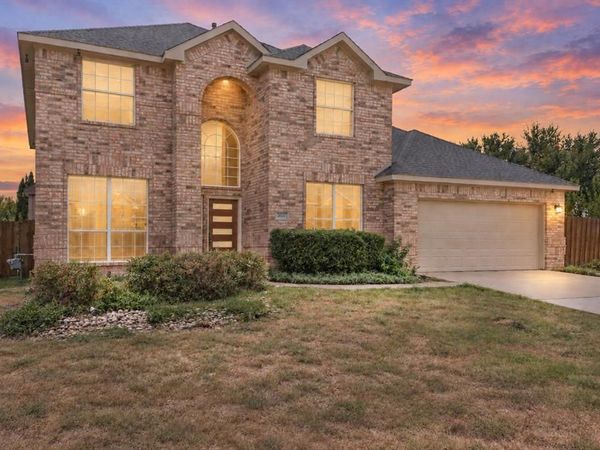 2831 Atrium Drive , Grand Prairie, TX 75052