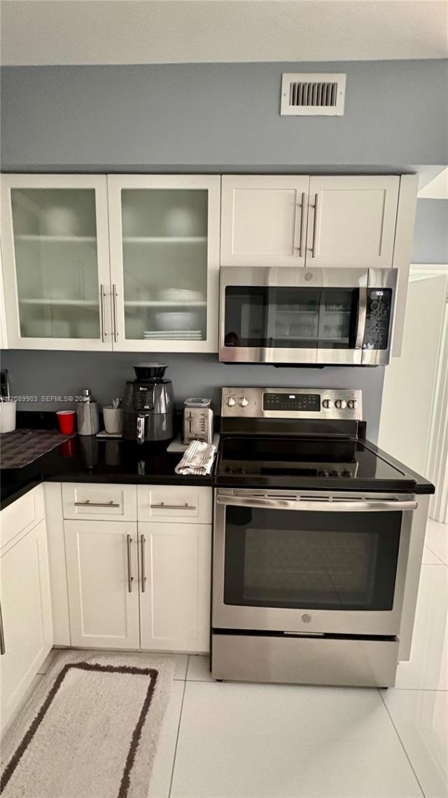 5700 Collins Ave , Unit 11B, Miami Beach, FL 33140 Photo