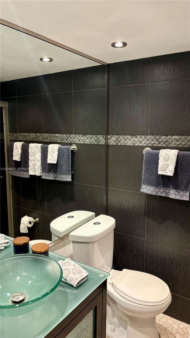 5700 Collins Ave , Unit 11B, Miami Beach, FL 33140 Photo