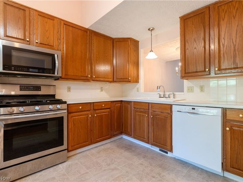 1534 Southpointe Circle NE, Canton, OH 44714 Photo 4