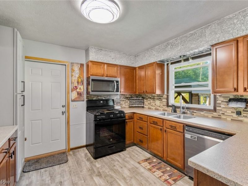 3595 Dauphin Drive NE, Canton, OH 44721 Photo 7