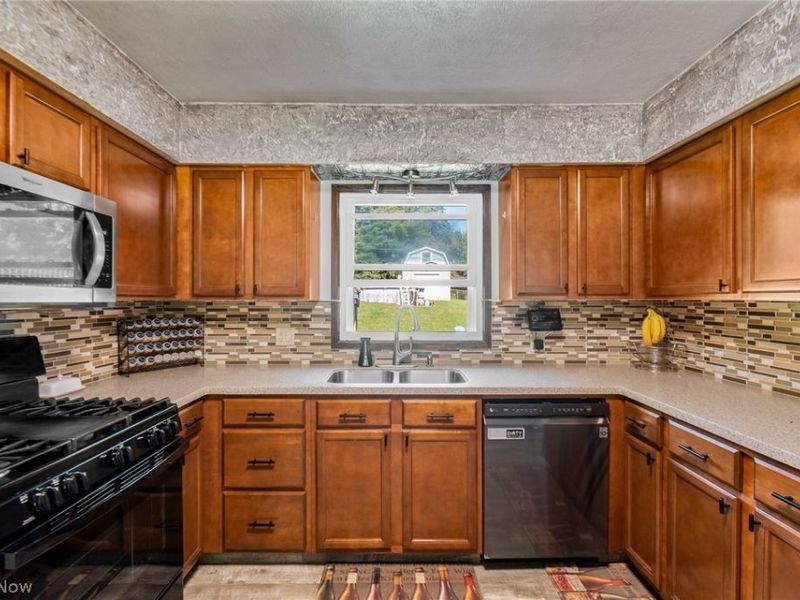 3595 Dauphin Drive NE, Canton, OH 44721 Photo 8