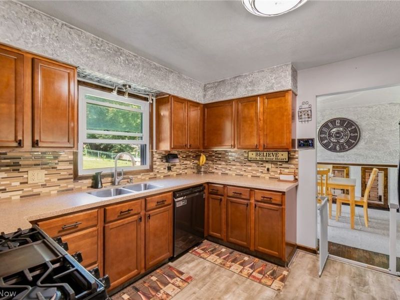 3595 Dauphin Drive NE, Canton, OH 44721 Photo 9