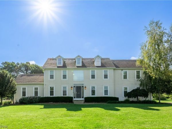 1064 Fairfield School Road , Columbiana, OH 44408