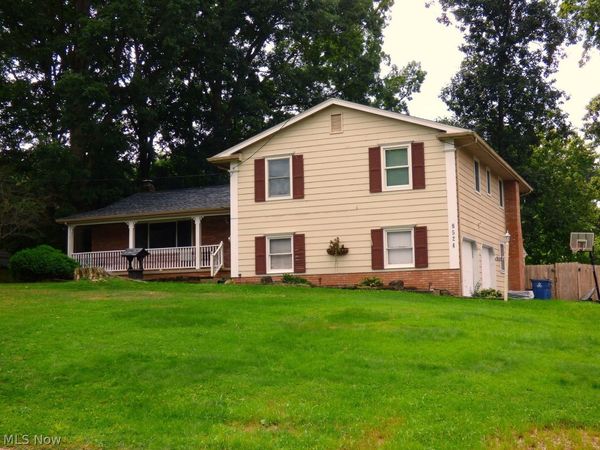 8524 Sleepy Hollow Drive NE, Howland, OH 44484
