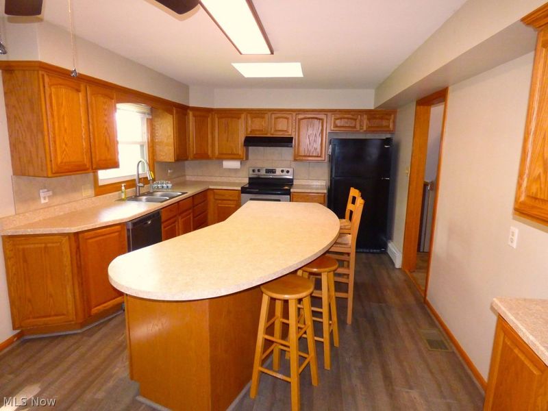 8524 Sleepy Hollow Drive NE, Howland, OH 44484 Photo 4