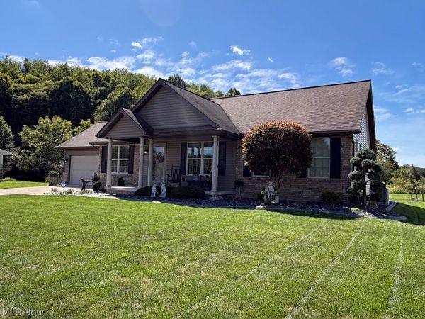 324 Gasser Circle SE, New Philadelphia, OH 44663