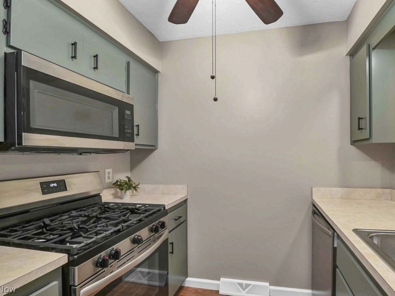 856 Gino Lane, Cleveland, OH 44109 Photo 19