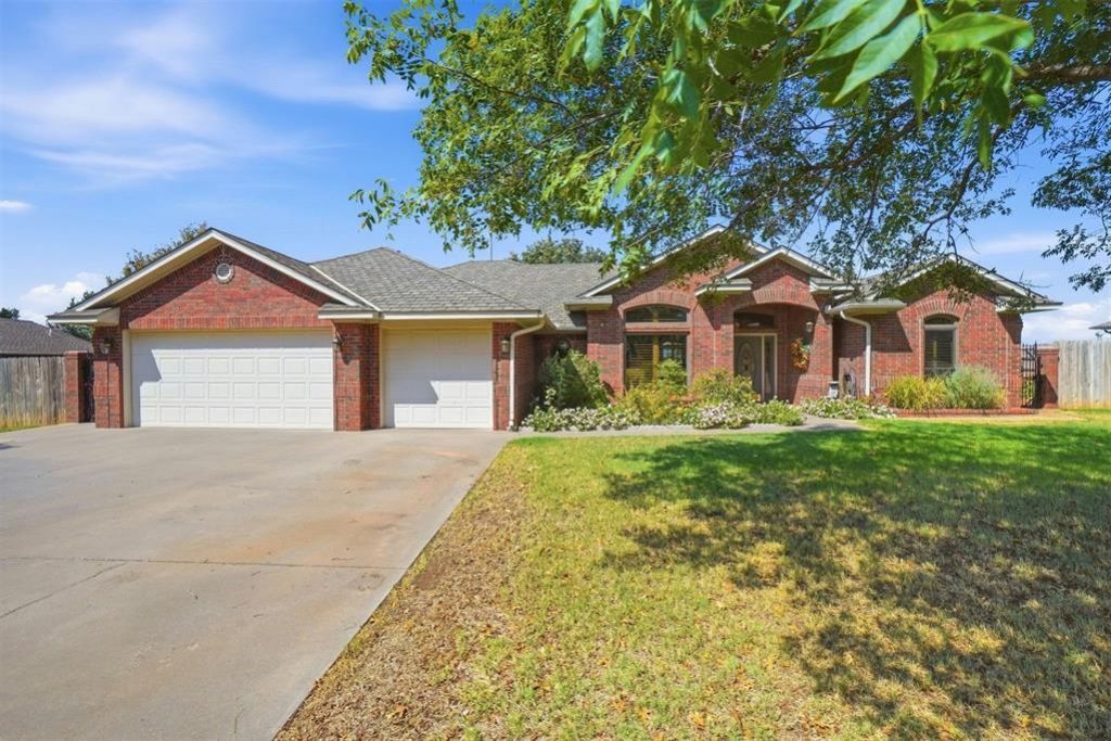 2309 N Sunset Drive, Clinton, OK 73601 Main Photo