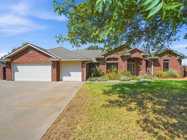 2309 N Sunset Drive, Clinton, OK 73601