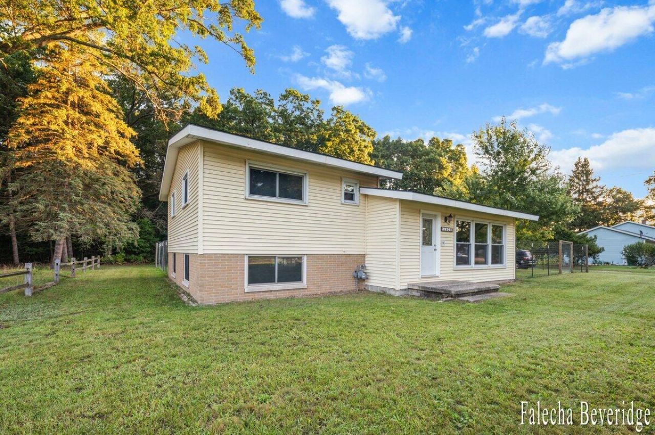 1624 W Giles Road, Muskegon, MI 49445 Main Photo