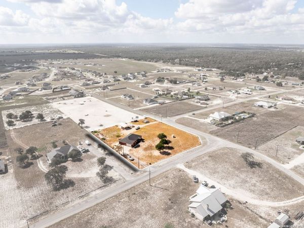 700 Lake Valley Dr, La Vernia, TX 78121