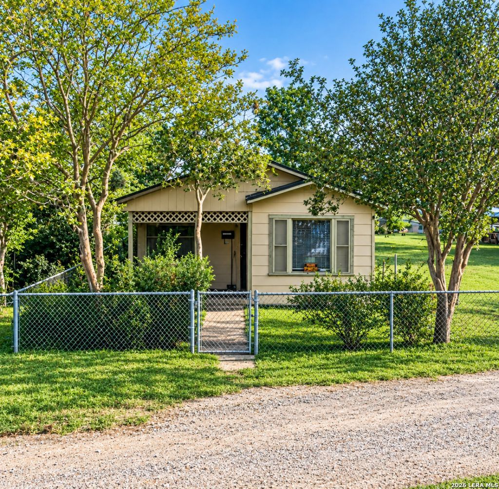 612 W Avenue D, Robstown, TX 78380 Main Photo