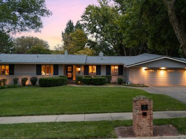 9936 Essex Drive, Omaha, NE 68114