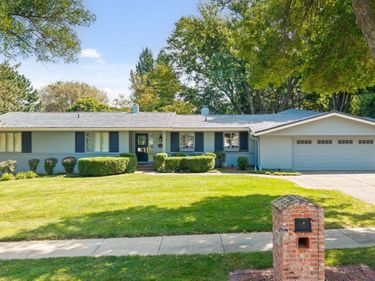 9936 Essex Drive, Omaha, NE 68114