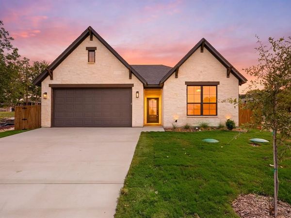 605 Mustang Trail, Granbury, TX 76049