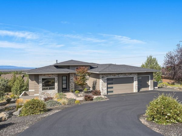 883 Highland View Loop, Redmond, OR 97756