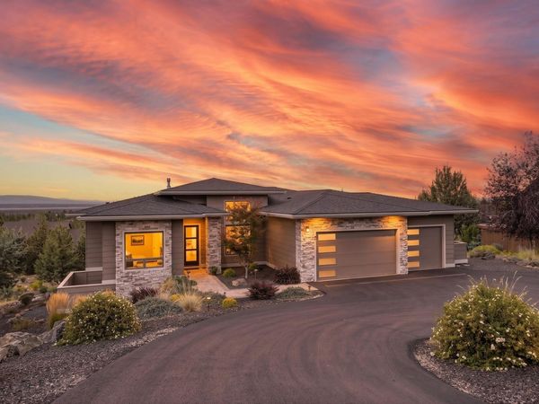 883 Highland View Loop, Redmond, OR 97756