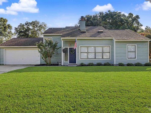 7662 Charter Oaks Dr, Pensacola, FL 32514