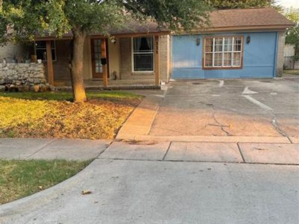 325 Sparks Drive , Grand Prairie, TX 75051