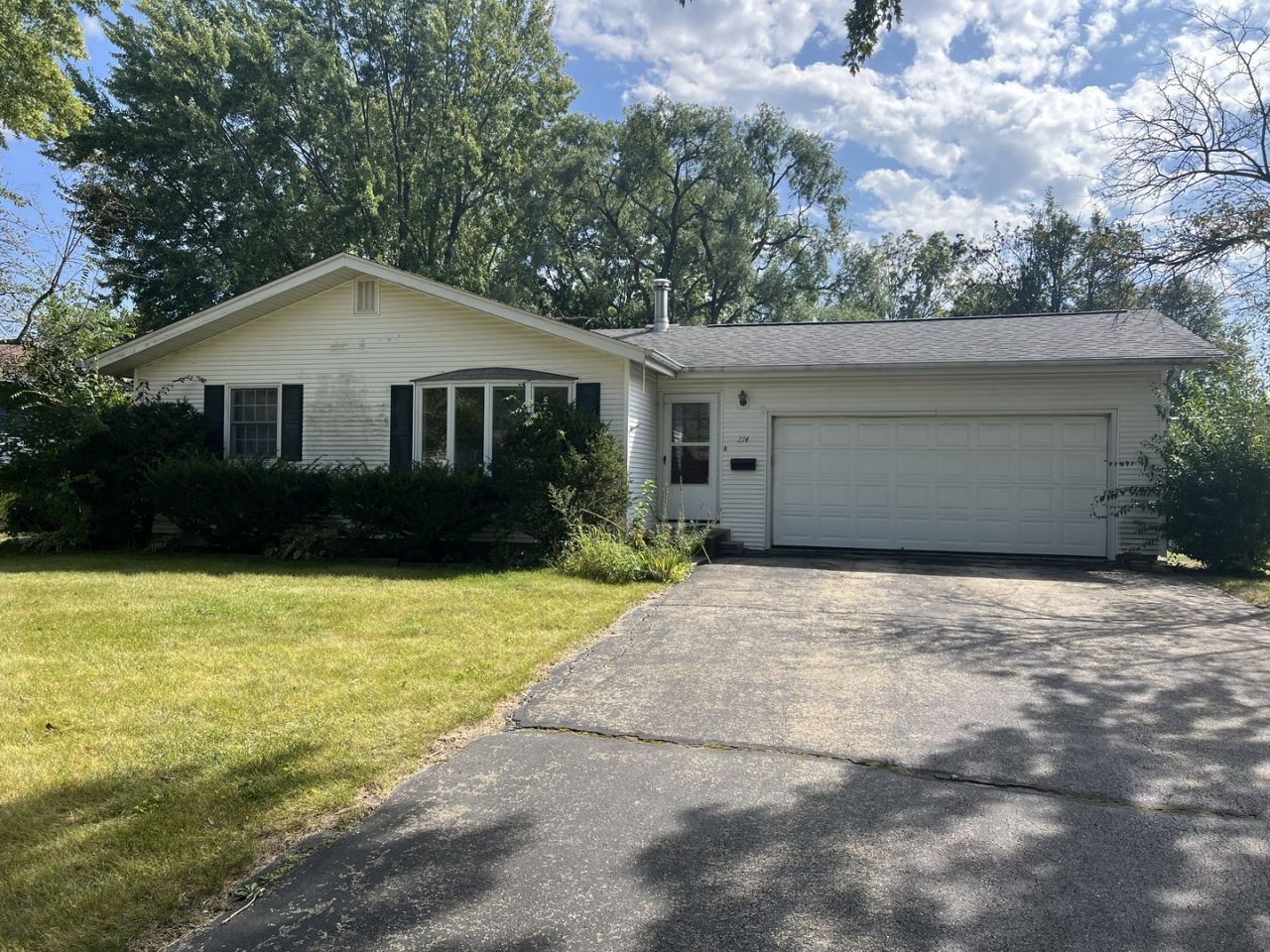 214 April Lane, North Aurora, IL 60542 Main Photo