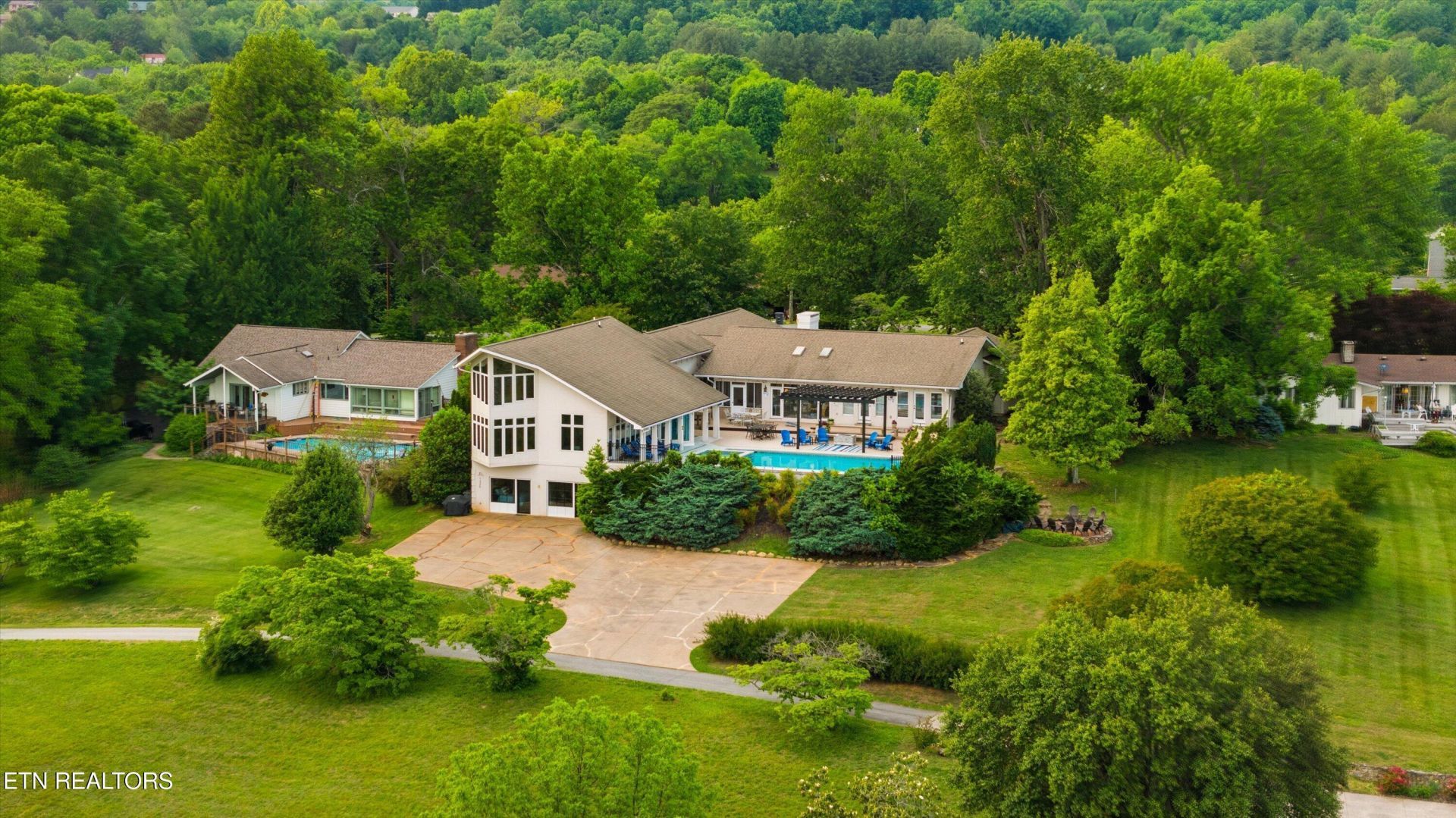1266 Lakeview Drive, Dandridge, TN 37725 Main Photo