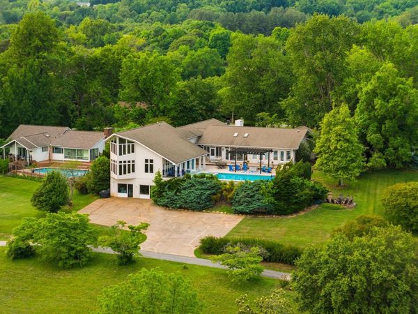 1266 Lakeview Drive, Dandridge, TN 37725
