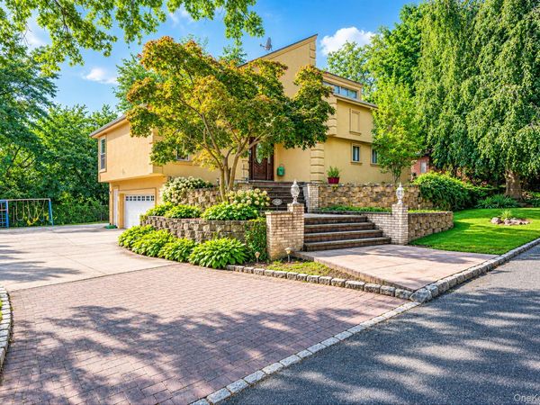 150 Mimosa Drive , Roslyn, NY 11576