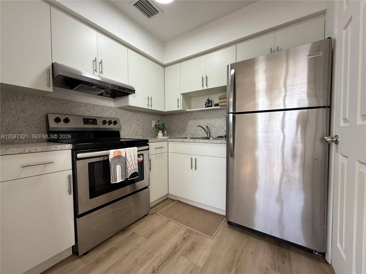 8860 SW 32nd St , Unit front, Miami, FL 33165 Photo