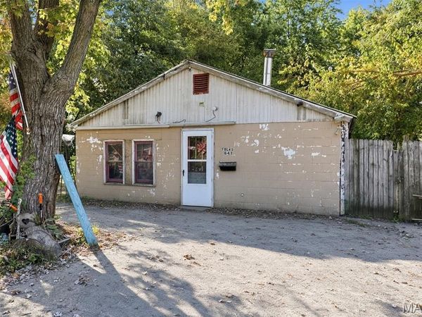 841 W Maple, Flora, IL 62839