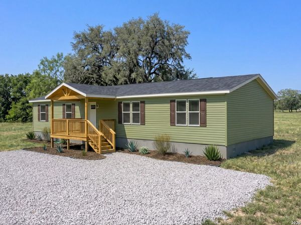 912 Swallows Ln, Seguin, TX 78155