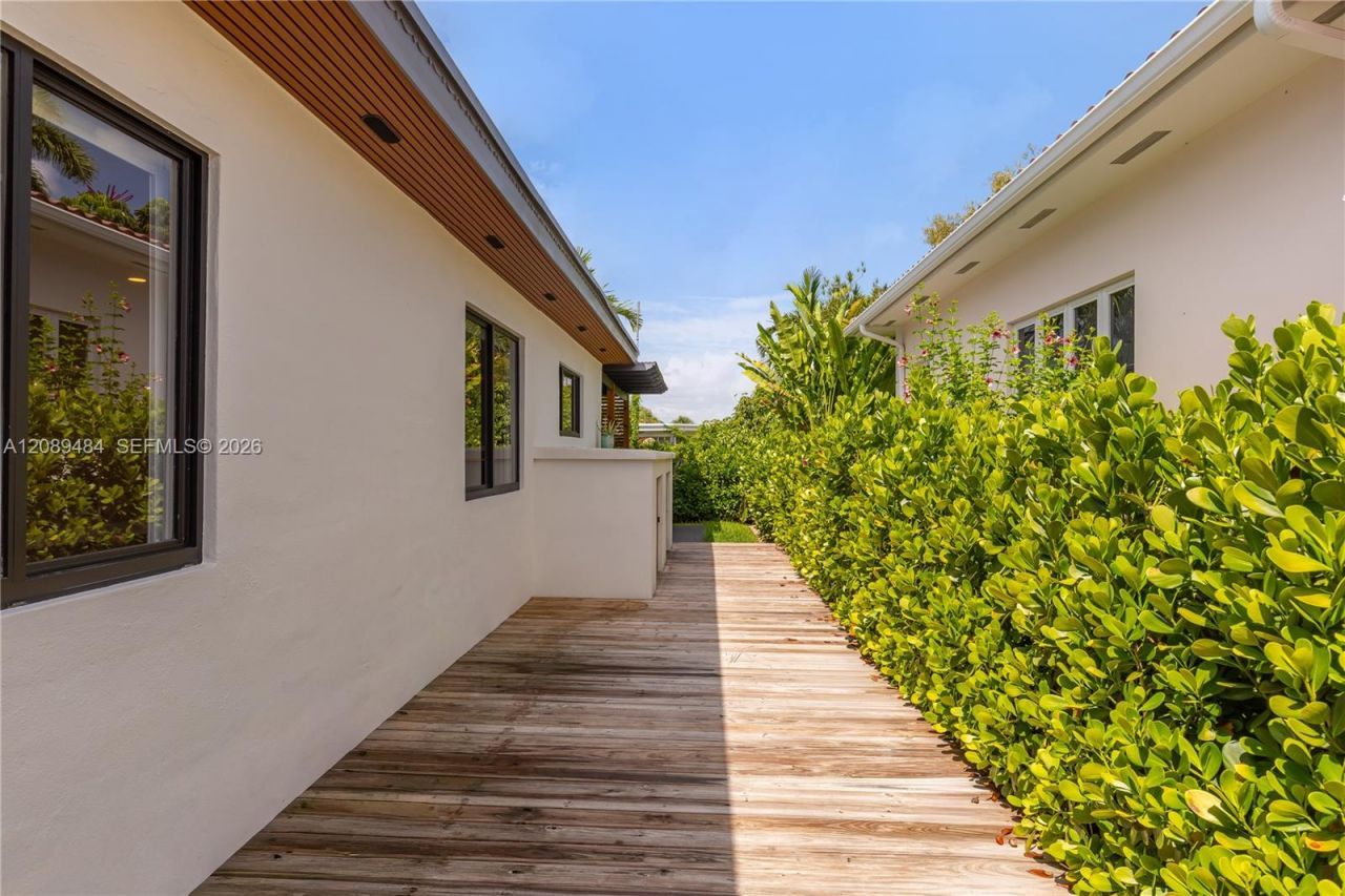 8934 Hawthorne Ave , Surfside, FL 33154 Photo