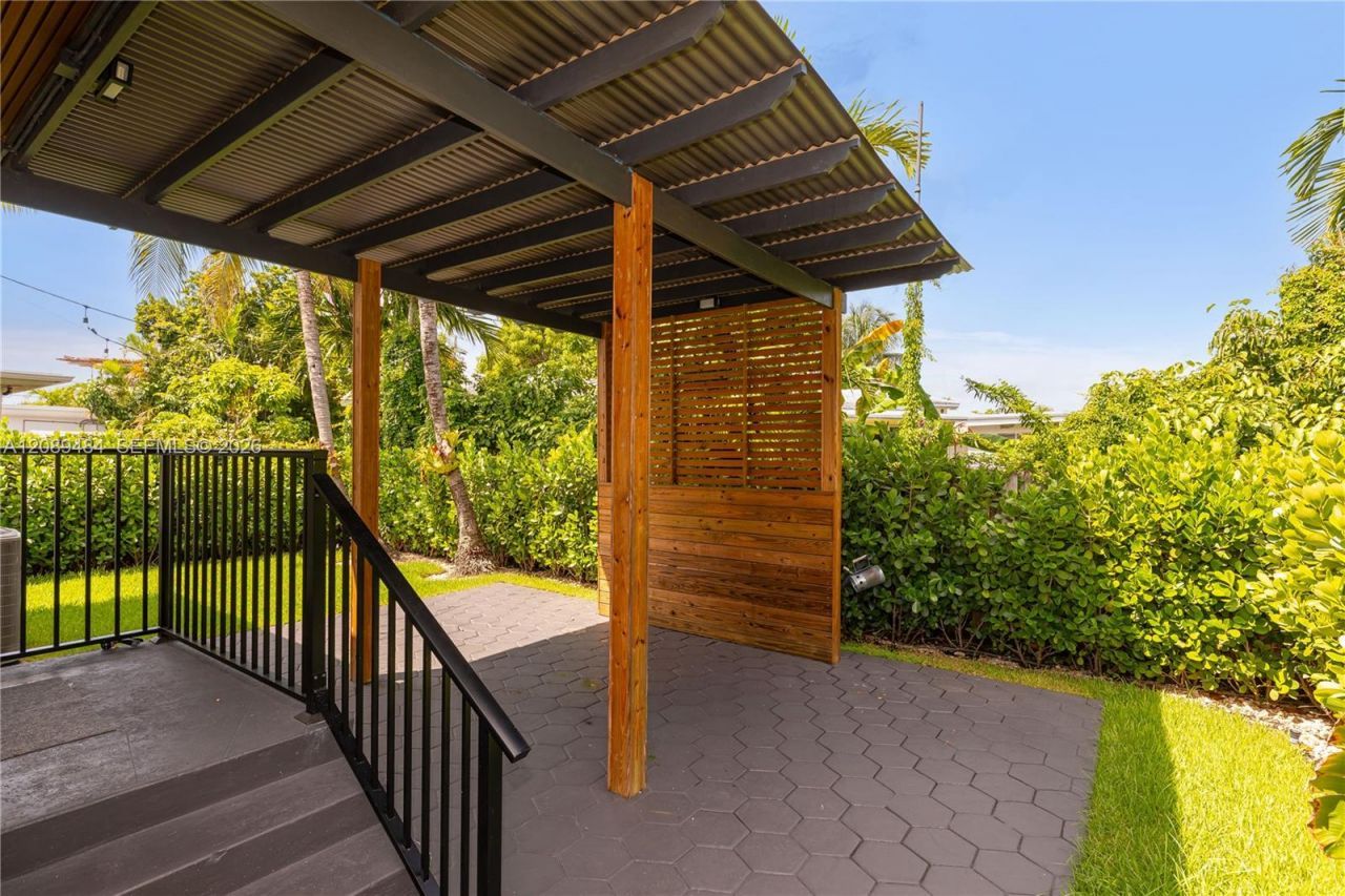 8934 Hawthorne Ave , Surfside, FL 33154 Photo