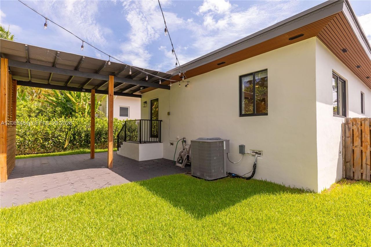 8934 Hawthorne Ave , Surfside, FL 33154 Photo