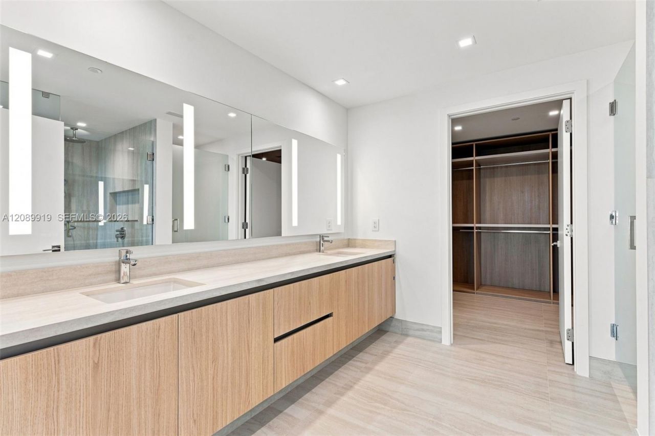 2411 Laguna Cir, Unit 2301, North Miami, FL 33181 Photo