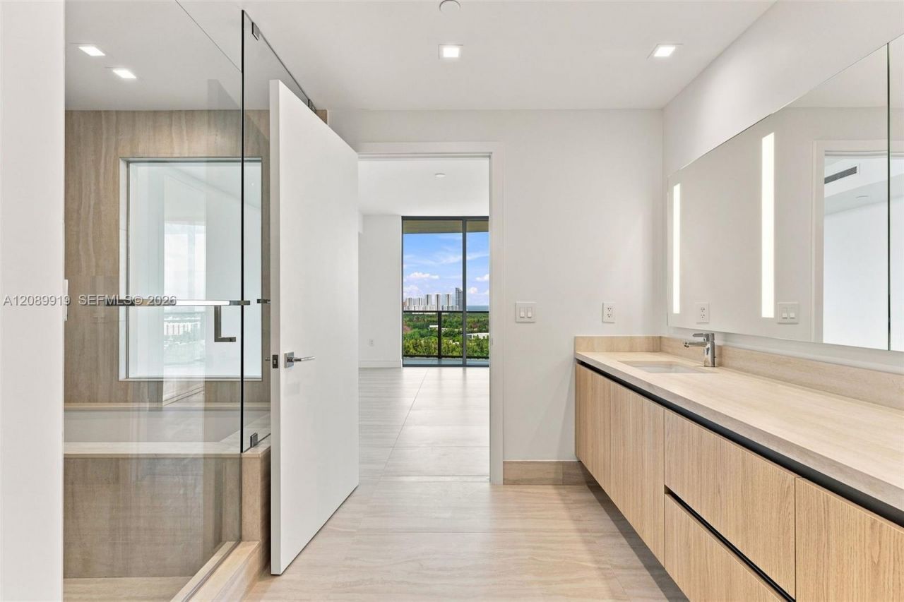 2411 Laguna Cir, Unit 2301, North Miami, FL 33181 Photo