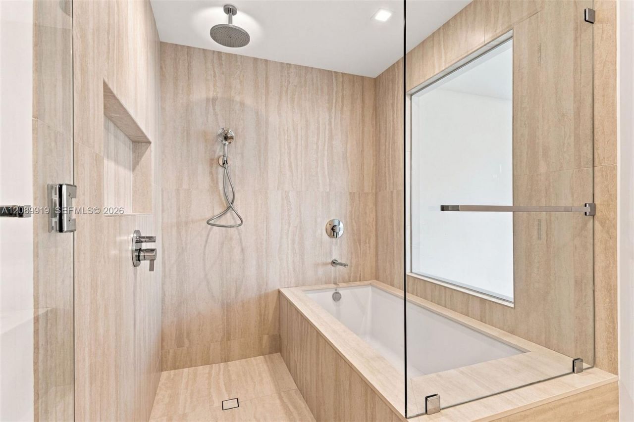 2411 Laguna Cir, Unit 2301, North Miami, FL 33181 Photo