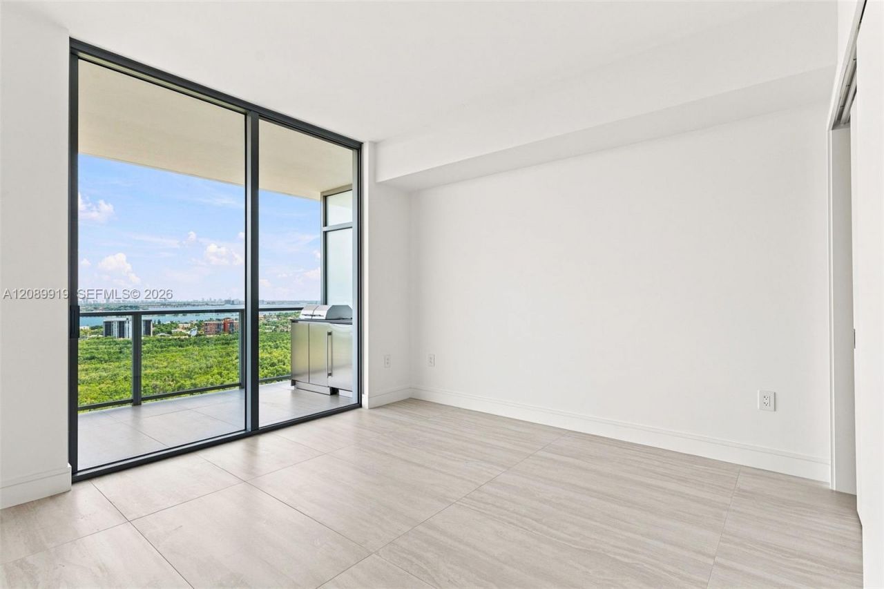 2411 Laguna Cir, Unit 2301, North Miami, FL 33181 Photo