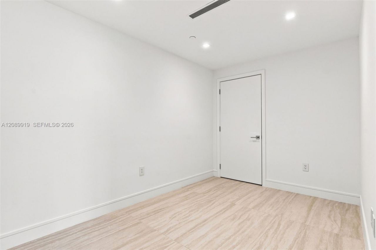 2411 Laguna Cir, Unit 2301, North Miami, FL 33181 Photo