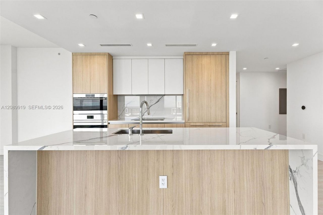 2411 Laguna Cir, Unit 2301, North Miami, FL 33181 Photo