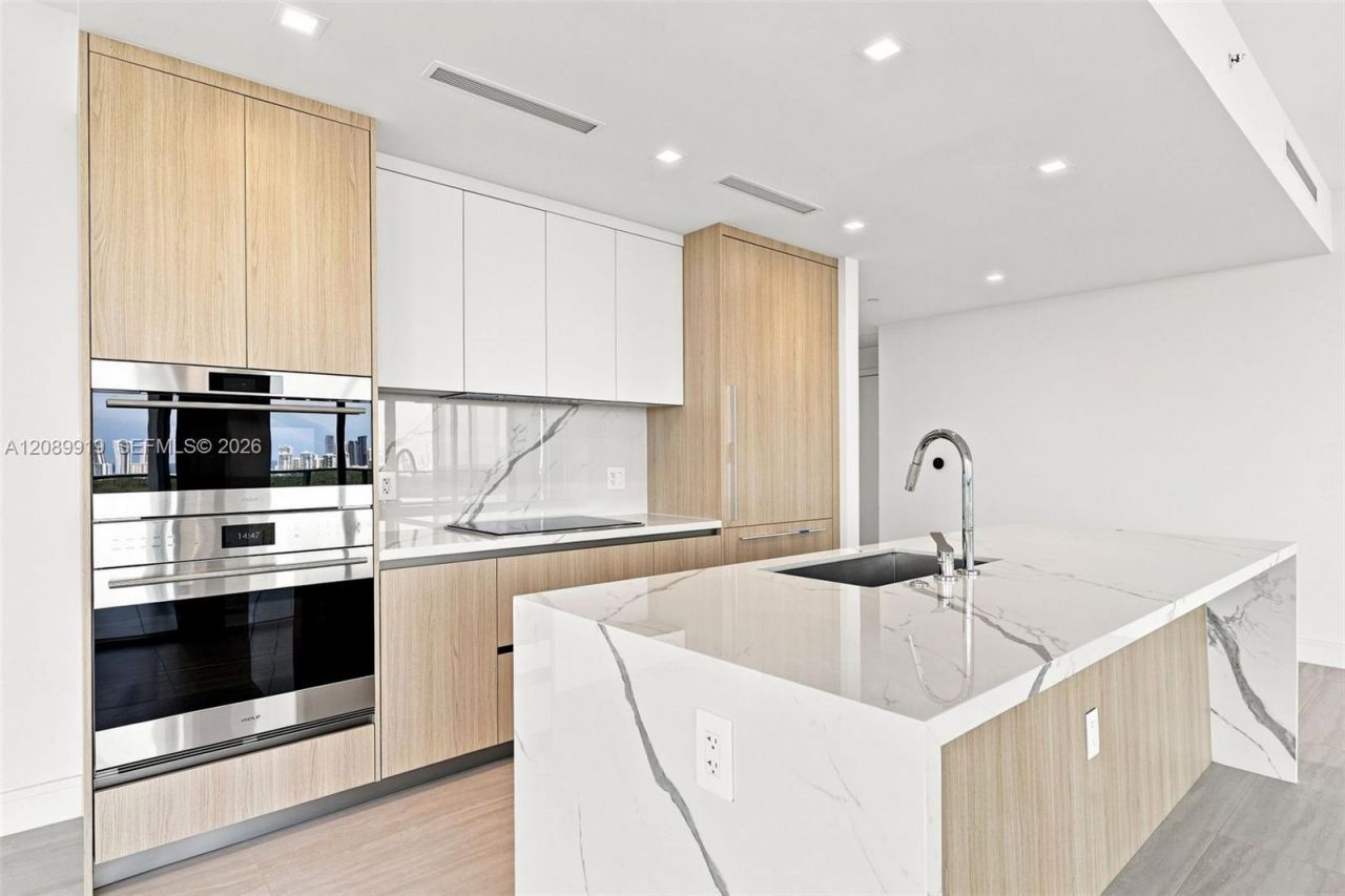 2411 Laguna Cir, Unit 2301, North Miami, FL 33181 Photo