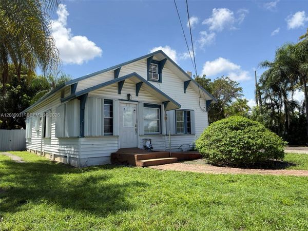 112 SE 3rd St , Hallandale Beach, FL 33009