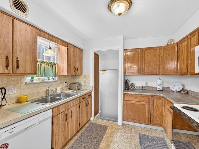 7101 Brownfield Drive, Parma, OH 44129 Photo 4
